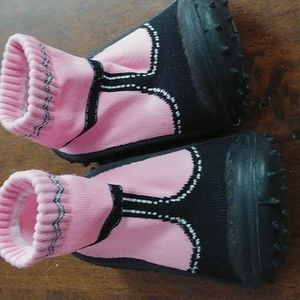 Skidders pink sock w black rubber soles